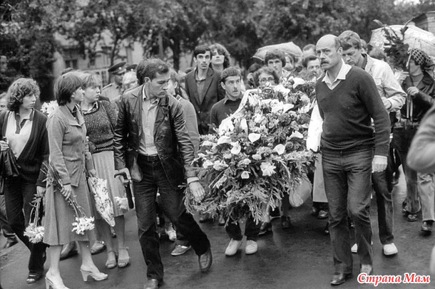 ПРОЩАНИЕ. 25 июля 1980 года ушёл из жизни Поэт, Музыкант, Актёр - Владимир Семёнович Высоцкий.