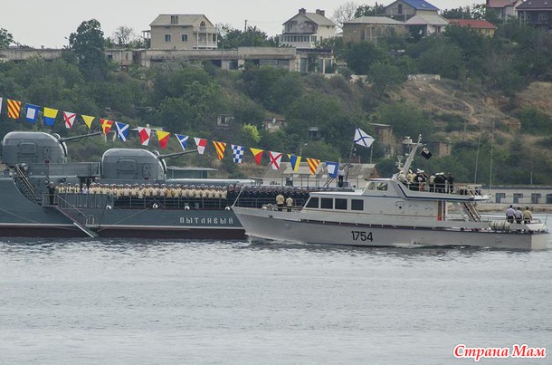 С Днем военно-морского флота России!! Привет из Севастополя.