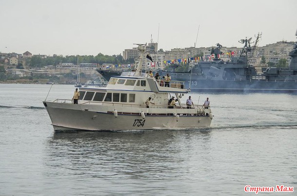 С Днем военно-морского флота России!! Привет из Севастополя.
