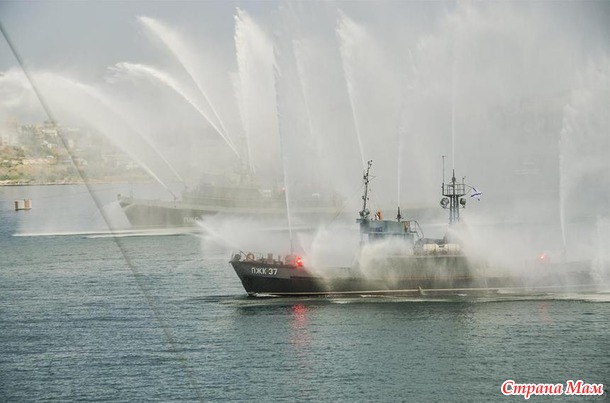 С Днем военно-морского флота России!! Привет из Севастополя.