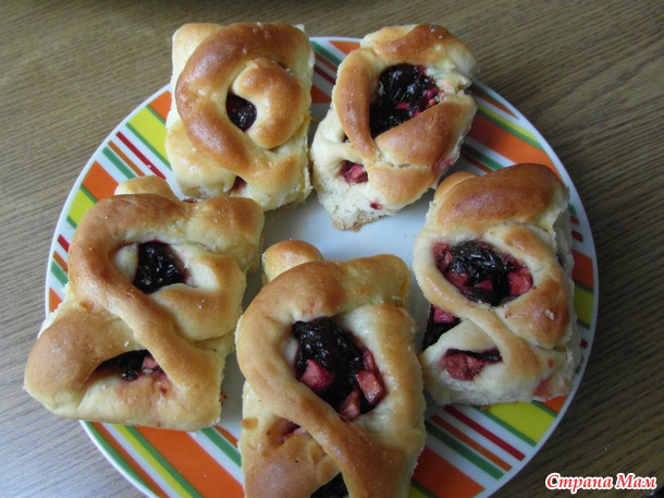 Открытые булочки со свеклой.