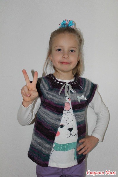 Жилетка регланом на завязках спицами для девочки 4-6 лет