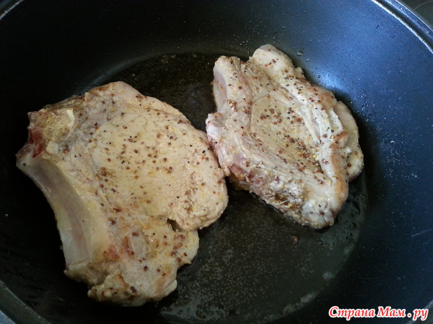 едят ли мясо на ночь. человек ест стейк в ресторане. человек с едой. едят ли мясо на ночь. едят ли мясо на ночь.