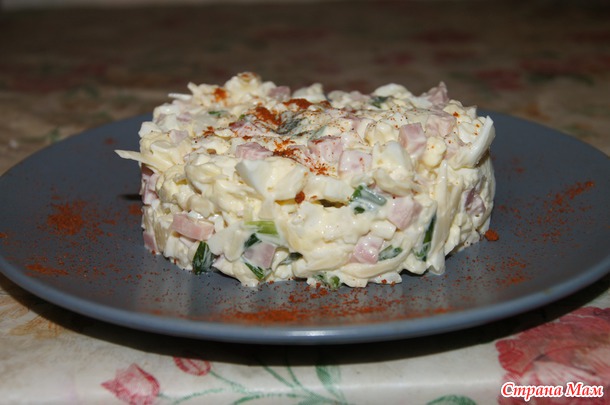 Салат с ветчиной и сыром.