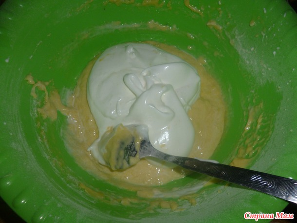 Рулет с яблоками, черносливом и корицей