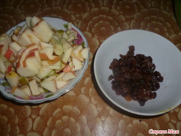 Рулет с яблоками, черносливом и корицей
