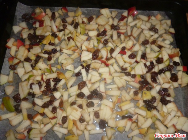 Рулет с яблоками, черносливом и корицей