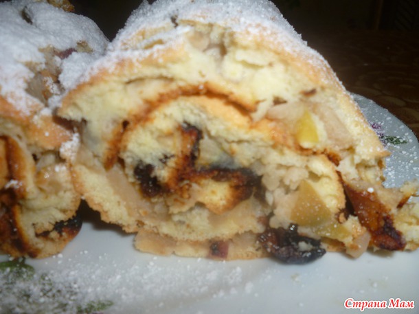 Рулет с яблоками, черносливом и корицей