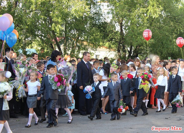 Для меня это 1 сентября особенное. Дочь пошла в 11 ый, сын в 1 ый. Все проходяще -школа вечна!!!