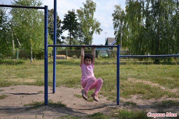 Любишь ты смеяться звонко, Очень весело с тобой, Ты чудесная сестренка, Будь всегда-всегда такой! (Хроники Тимика)