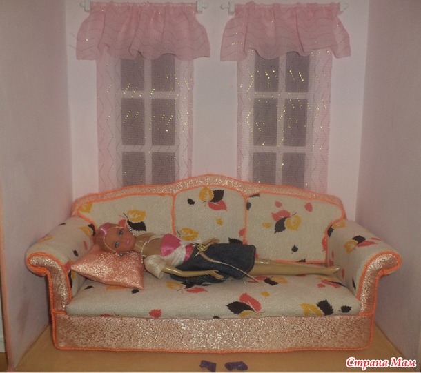 Мягкий диван для куклы.