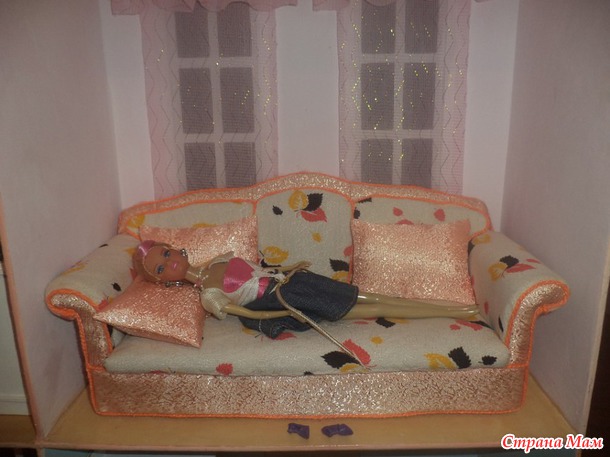 Мягкий диван для куклы.