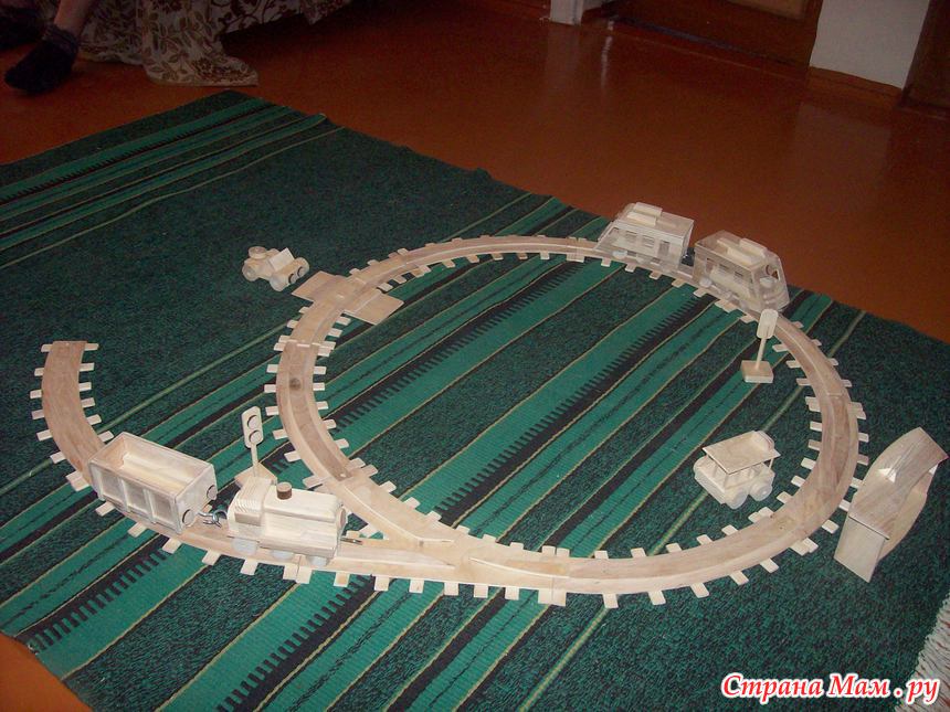 Самодельная дорога. Железная дорога из картона. Железная дорога макет. Рельсы для игрушечной железной дороги. Игрушечная железная дорога макет.
