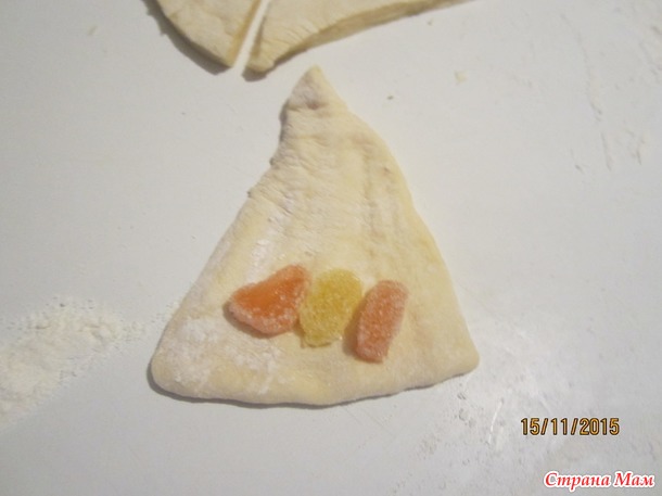 Булочки с шоколадом и рогалики с мармеладом