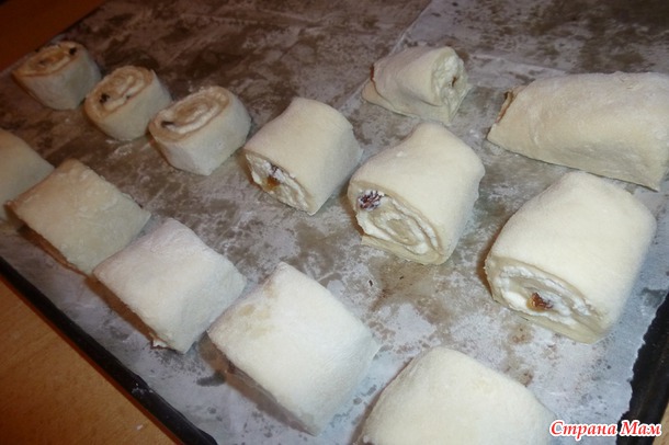 Слоенки с творожной начинкой и изюмом - из дрожжевого теста