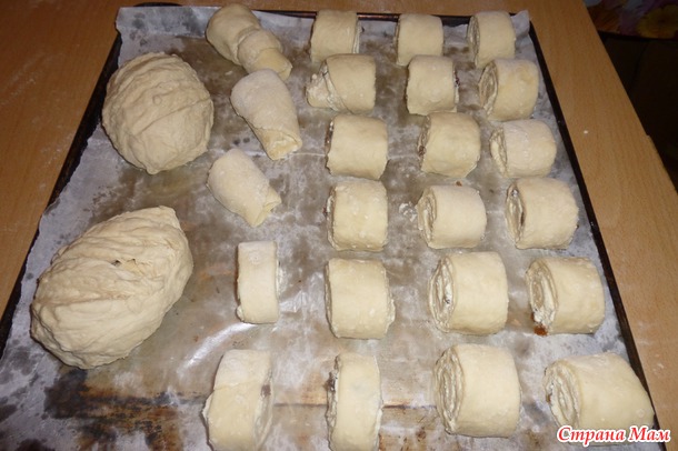 Слоенки с творожной начинкой и изюмом - из дрожжевого теста
