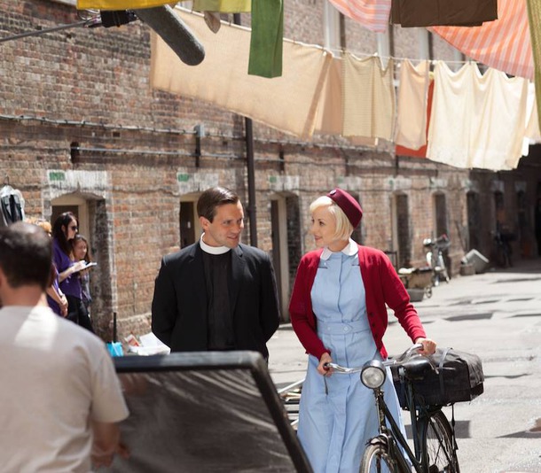  ! Call the midwife 4 , !