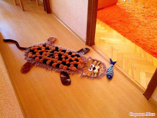 . Коврик из помпонов "Котофей с рыбой"