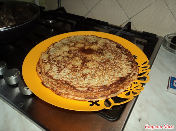Удачный эксперимент)Сырные блины с зеленью.