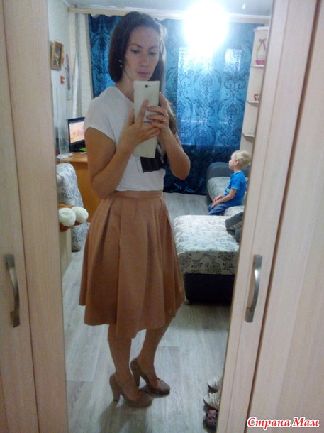 Юбка и кроссовки