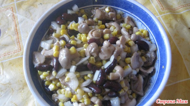 Салат из консервированной фасоли.