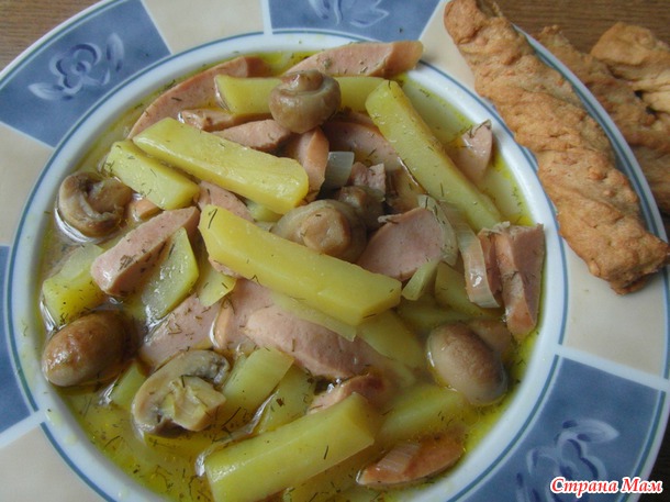 Грибное жаркое с сардельками.