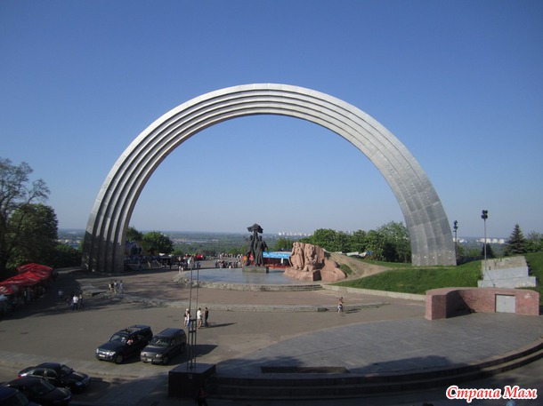 А у нас мужик с тортом и бермудский треугольник. Не в бровь, а в глаз ;)