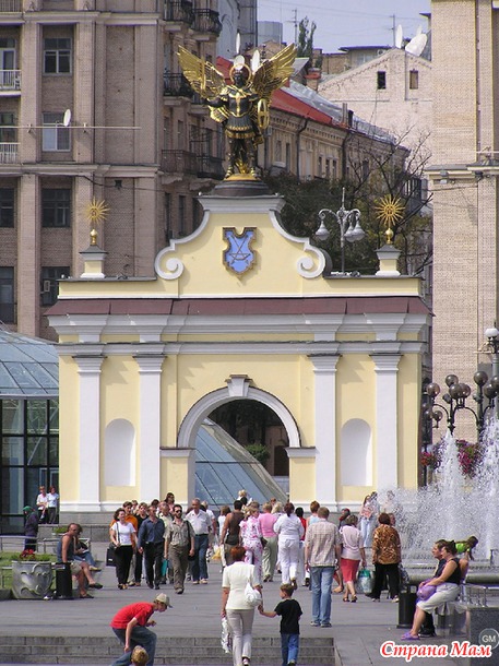 А у нас мужик с тортом и бермудский треугольник. Не в бровь, а в глаз ;)