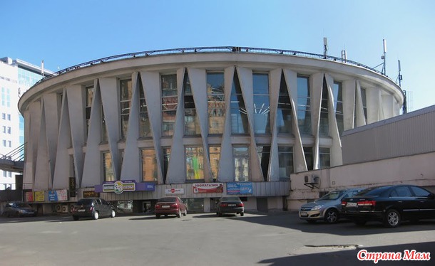 А у нас мужик с тортом и бермудский треугольник. Не в бровь, а в глаз ;)
