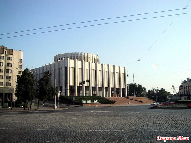А у нас мужик с тортом и бермудский треугольник. Не в бровь, а в глаз ;)
