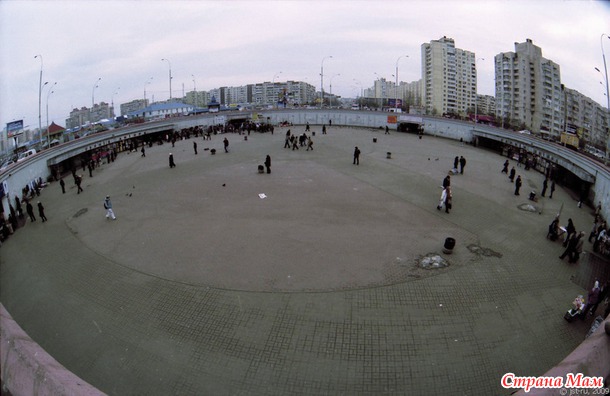 А у нас мужик с тортом и бермудский треугольник. Не в бровь, а в глаз ;)