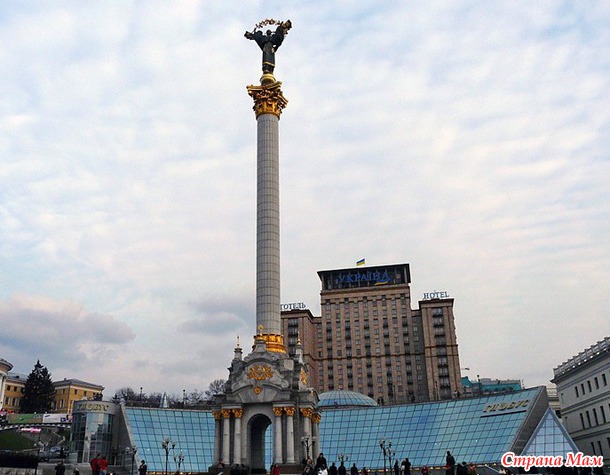 А у нас мужик с тортом и бермудский треугольник. Не в бровь, а в глаз ;)