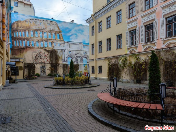 Итальянский дворик в Петербурге.