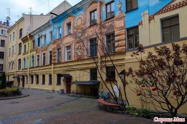 Итальянский дворик в Петербурге.