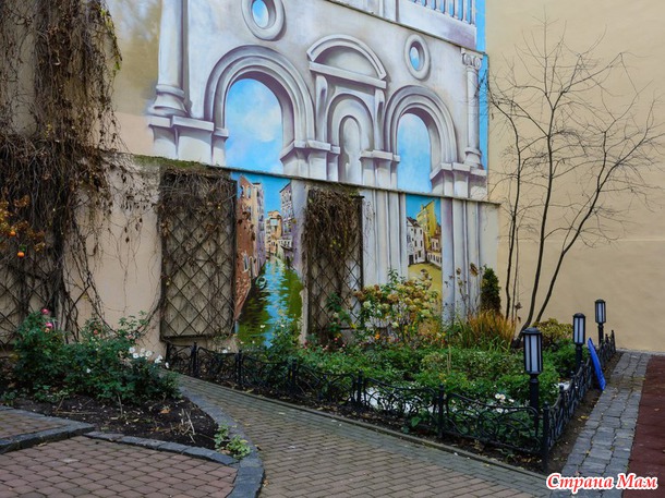 Итальянский дворик в Петербурге.