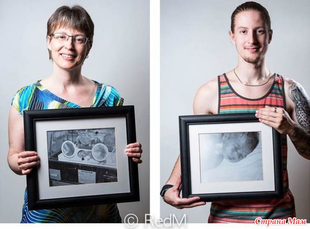 Недоношенные дети держащие в руках свои фотографии, сделанные сразу после рождения
