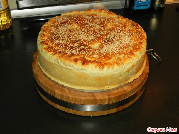 Курник из слоеного дрожжевого теста.