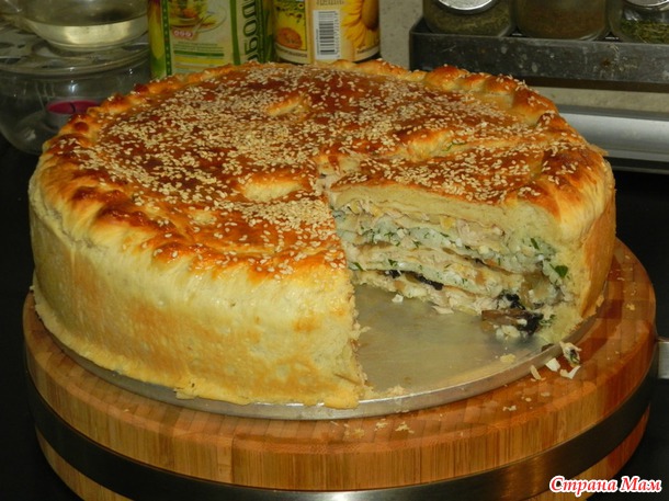 Курник из слоеного дрожжевого теста.