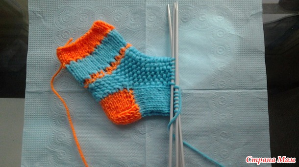 Как вязать носки для новорожденных спицами