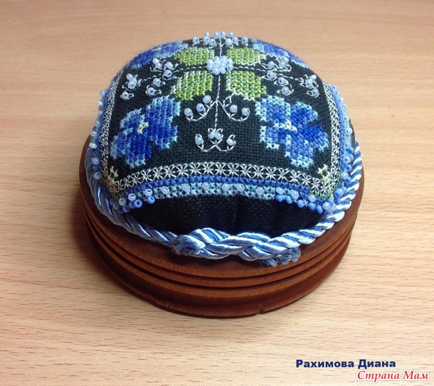 *Игольница на деревянной подставке.