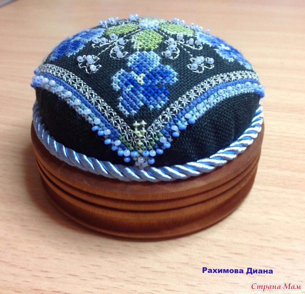 *Игольница на деревянной подставке.