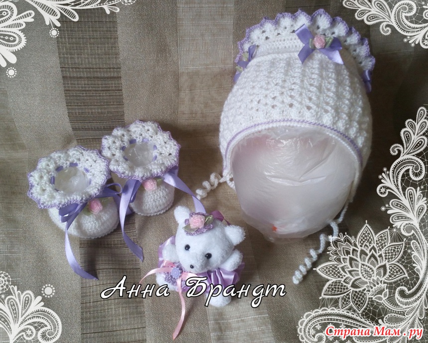 чепчик и пинетки для новорожденных. чепчики для новорожденных спицами. чепчик и пинетки для новорожденных. чепчики пинетки. красивые шапочки для девочек новорожденных спицами.