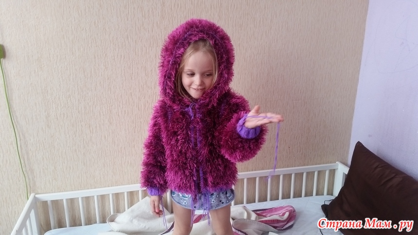 Детское платье из пряжи травка. Кофточки для девочки из травки. Юбочка из пряжи травка. Вязаная шубка для девочки. Травка пряжа девочка.