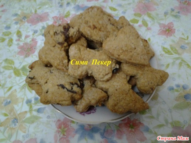 Овсяное печенье с орехами и черносливом. По виду не особо красивое, но вкусное, хрупкое и ароматное