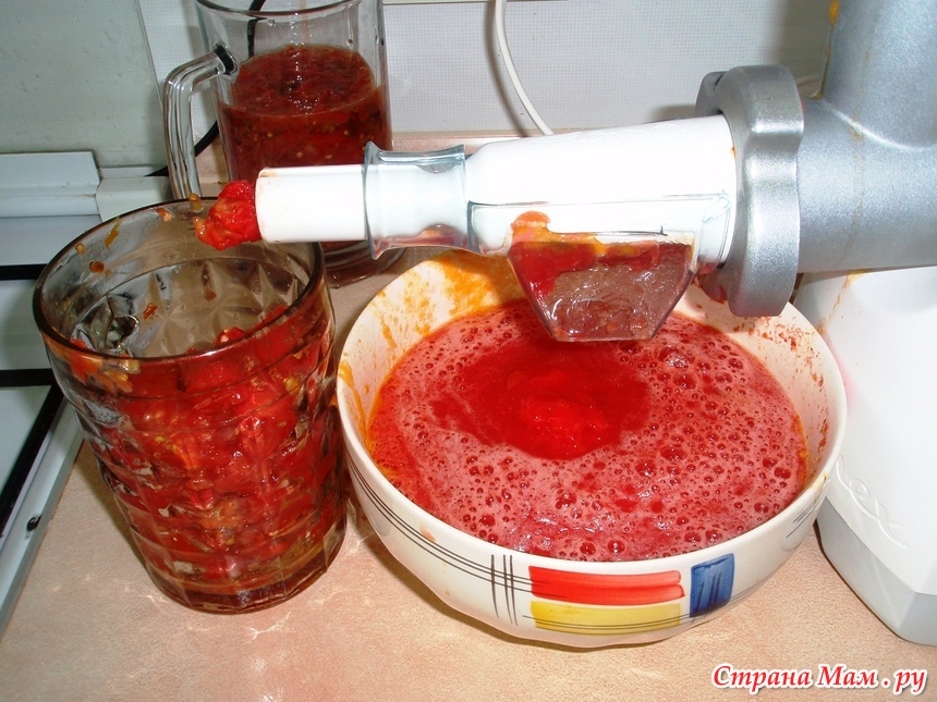 Домашний томатный сок с мякотью. Помидоры через соковыжималку. Томатный сок из соковыжималки. Томатный жмых. Отжимки от сока томатного.