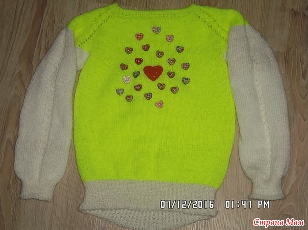 Сердечный (пуговичный) свитерок для девочки