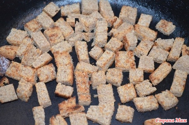 Салат с фасолью, сыром и сухариками