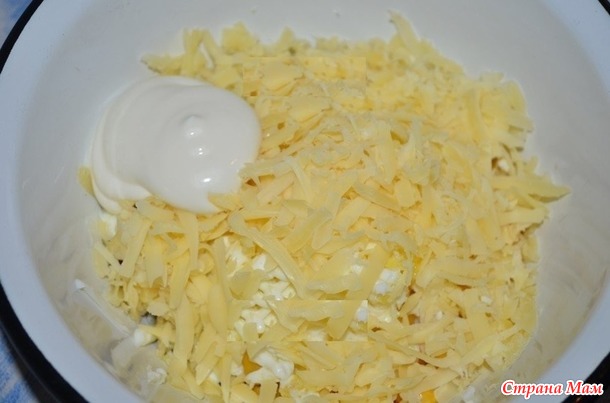 Салат с фасолью, сыром и сухариками