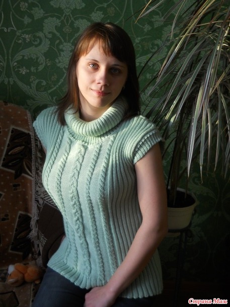 . БЕЗРУКАВКА с косичками.