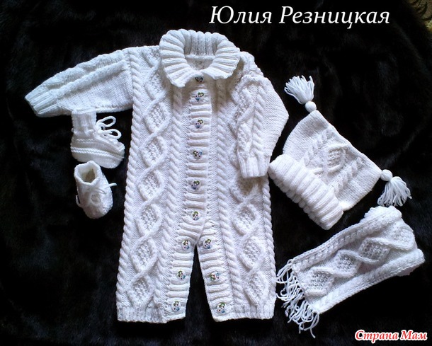 Белоснежный комплект для девочки с рельефным узором